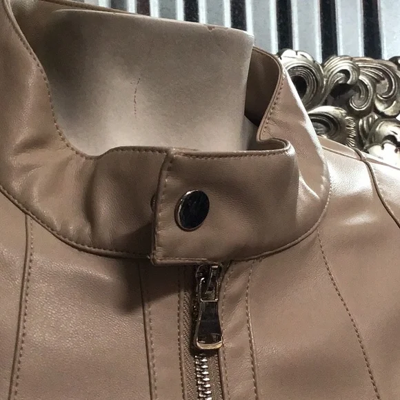 SUGARDADDYS Inc.Pleather tan jkt.Bomber !!!Detail galore.Zip on sleeves too.